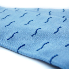 Detailfoto van de lichtblauwe bamboe sokken met een donkerblauw golfpatroon 