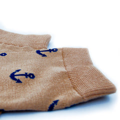 Detailfoto van de donkerbeige bamboe sokken met een ankerpatroon