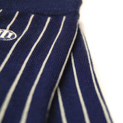 Detailfoto van de donkerblauwe bamboe sokken met witte verticale strepen afgewerkt met het witte geborduurd logo