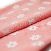 Detailfoto van de roze bamboe sokken afgewerkt met het geborduurd logo