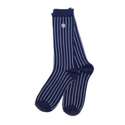 Donkerblauwe bamboe sokken met witte verticale strepen afgewerkt met het witte geborduurd logo